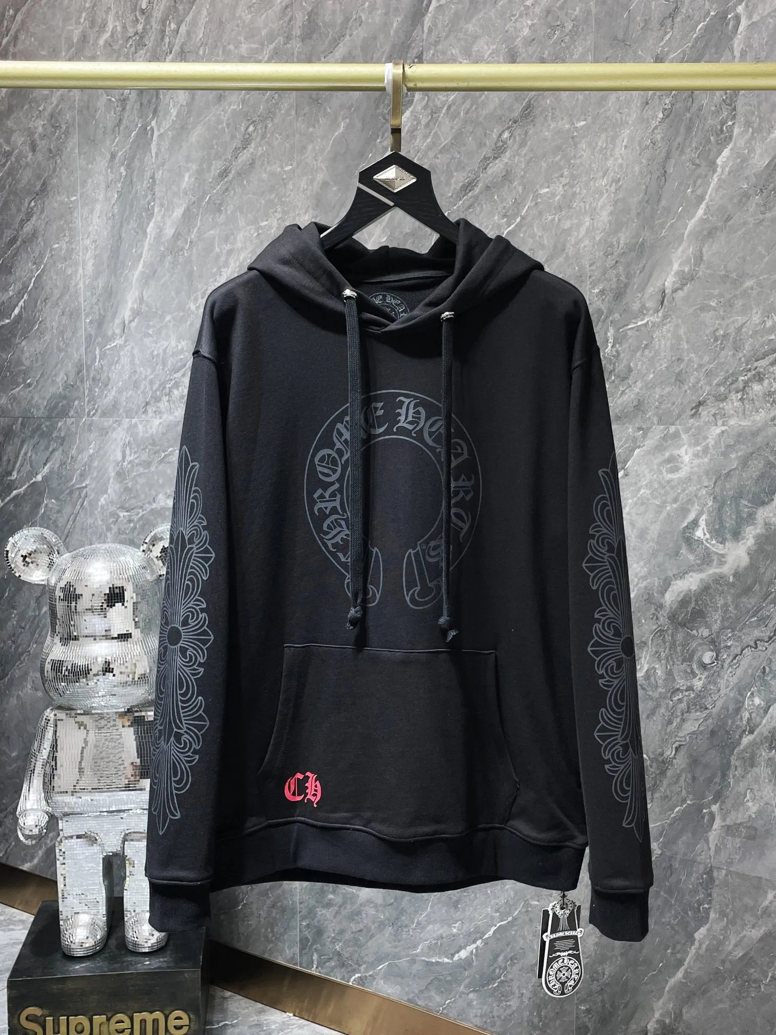 M29—P210 -Chrome Hearts/Chrome Hearts printed sweatshirt cardigan jacket -420 grams of high-density, high-quality wool, soft, delicate and skin-friendly, soft and silky to the touch, warm and skin-friendly -The hardware zipper accessories are all customized and full of details -Colour: black white -Size: S M L XL